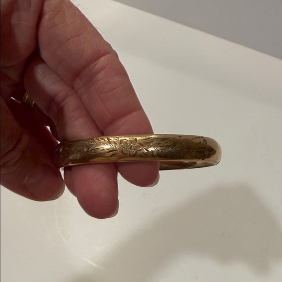 Vintage Elegant Gold Bangle Set - Picture 4 of 9